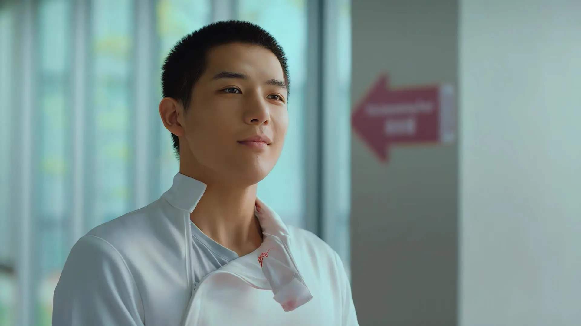 詹姆斯训练后与小球迷合影致谢支持，詹姆斯和球迷的合照